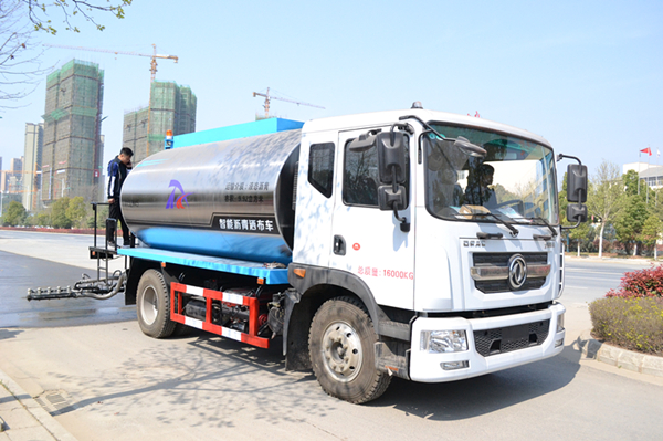 維護(hù)和維修油罐專用車